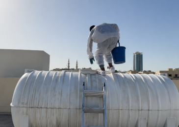 عامل من شركة تنظيف خزانات الشارقة