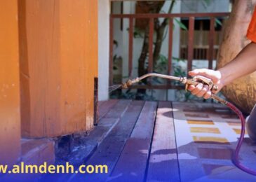 فني متخصص يرتدي زي وقائي يستخدم جهاز رش أرضي داخل منزل سكني – مكافحة حشرات في ام القيوين باستخدام تقنيات حديثة وآمنة.