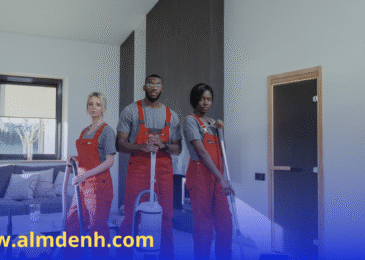 فريق عمل شركة تنظيف في دبي أثناء تجهيز المعدات للتنظيف الميداني