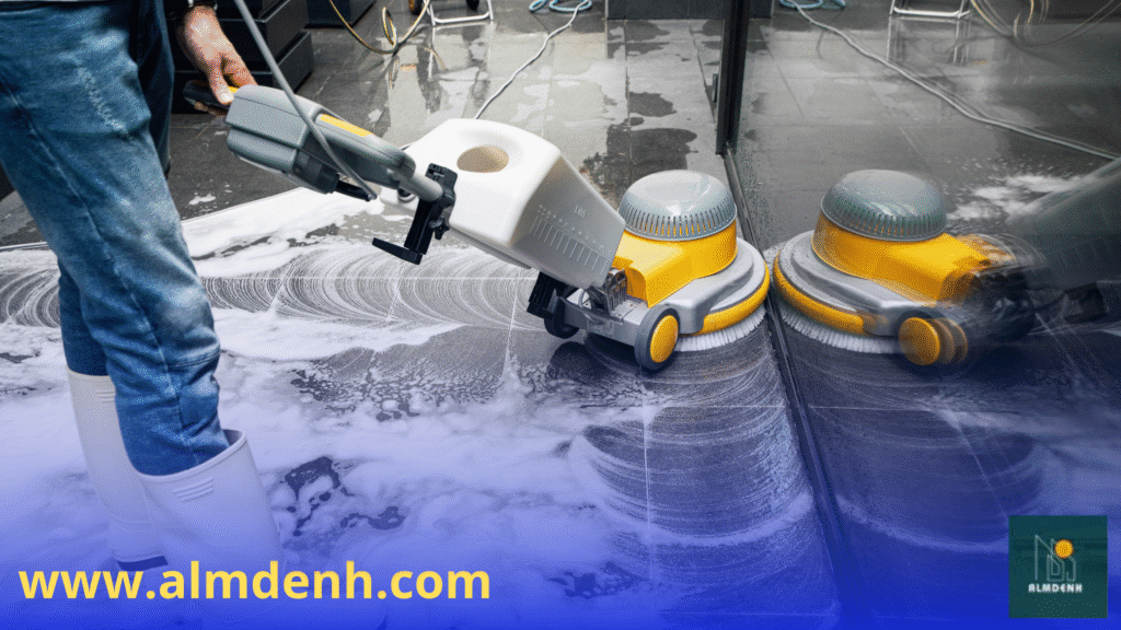 عامل يستخدم ماكينة تنظيف أرضيات داخل شقة في راس الخيمة ضمن خدمات شركة تنظيف في راس الخيمة