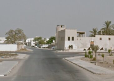 صورة توضح معالم منطقة الحصن مع مزيج من الطابع العمراني والتراثي