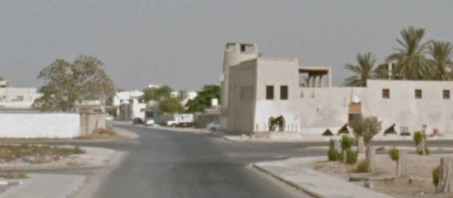 صورة توضح معالم منطقة الحصن مع مزيج من الطابع العمراني والتراثي