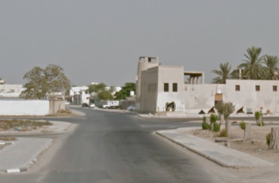 صورة توضح معالم منطقة الحصن مع مزيج من الطابع العمراني والتراثي