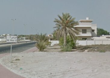 صورة توضح معالم منطقة الرأس مع إطلالة البحر والطابع العمراني المميز