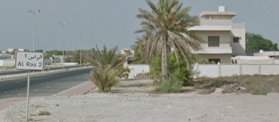 صورة توضح معالم منطقة الرأس مع إطلالة البحر والطابع العمراني المميز