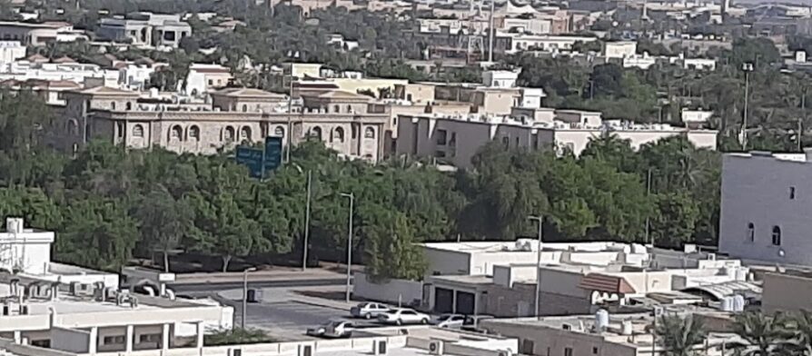 صورة توضح معالم منطقة المويجعي مع مزيج من الطابع العمراني والتراثي