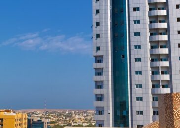 صورة لحي النخيل في رأس الخيمة تُظهر شوارعه المنظمة ومرافقه الحديثة.