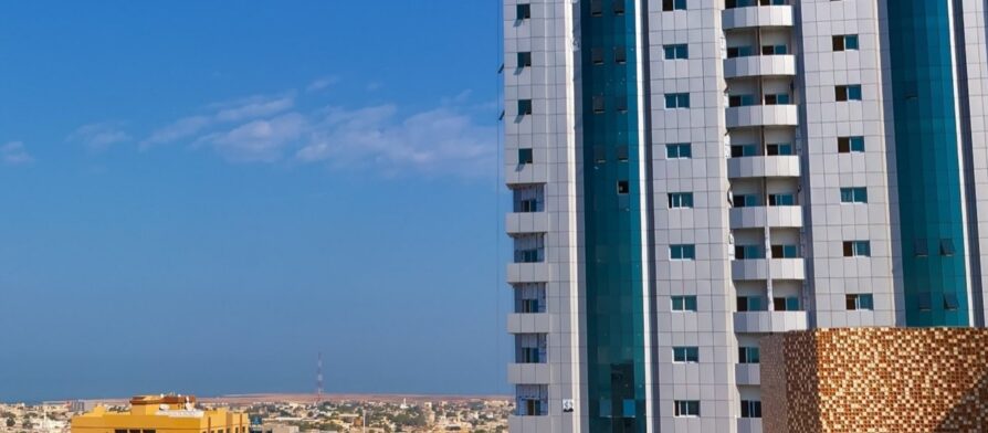 صورة لحي النخيل في رأس الخيمة تُظهر شوارعه المنظمة ومرافقه الحديثة.
