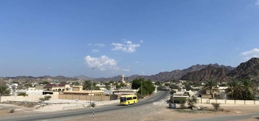 صورة لحي الغيل توضح جمال المنطقة وهدوء أحيائها مع إبراز مميزاتها السكنية والخدمية.