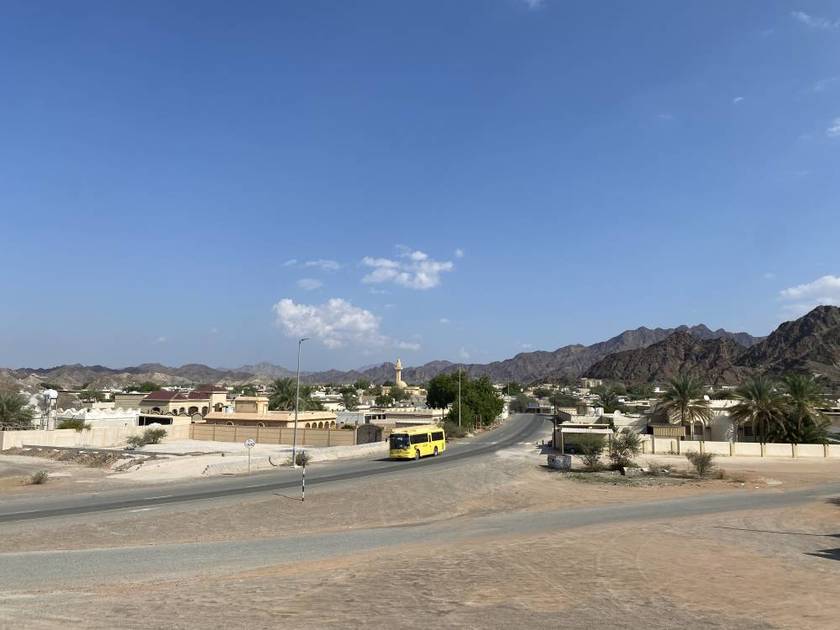 صورة لحي الغيل توضح جمال المنطقة وهدوء أحيائها مع إبراز مميزاتها السكنية والخدمية.