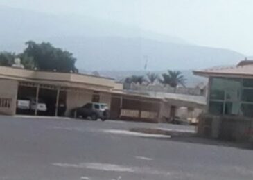 صورة توضح معالم منطقة خت في رأس الخيمة مع إبراز طبيعتها الجبلية والواحات الخضراء.