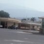 صورة توضح معالم منطقة خت في رأس الخيمة مع إبراز طبيعتها الجبلية والواحات الخضراء.