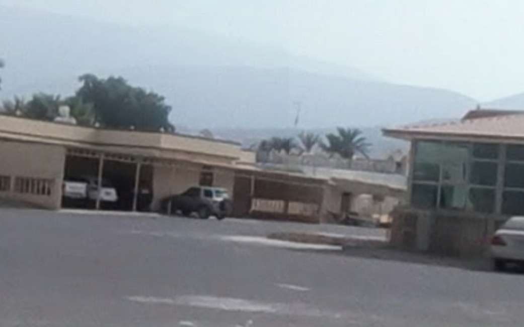 صورة توضح معالم منطقة خت في رأس الخيمة مع إبراز طبيعتها الجبلية والواحات الخضراء.