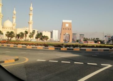 صورة تظهر معالم دبا الفجيرة الساحلية مع إطلالة البحر والطبيعة الجبلية