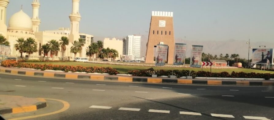 صورة تظهر معالم دبا الفجيرة الساحلية مع إطلالة البحر والطبيعة الجبلية