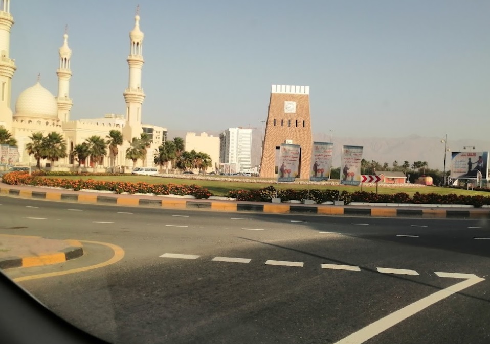 صورة تظهر معالم دبا الفجيرة الساحلية مع إطلالة البحر والطبيعة الجبلية