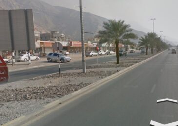 صورة لقرية شعم في رأس الخيمة تُظهر طبيعتها الجبلية والبحرية الفريدة.