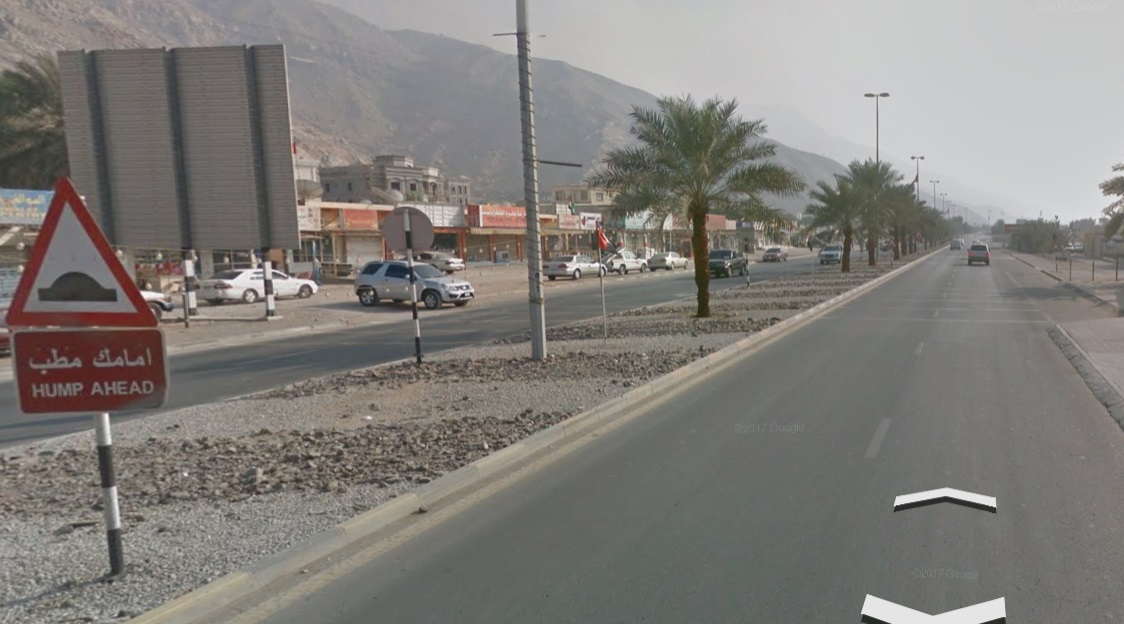 صورة لقرية شعم في رأس الخيمة تُظهر طبيعتها الجبلية والبحرية الفريدة.