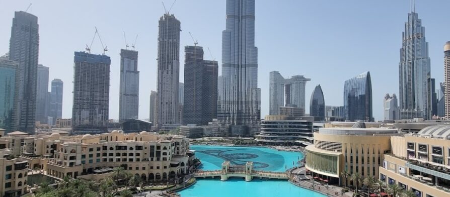 صورة توضح معالم منطقة قدفع بإطلالة تجمع بين البحر والطبيعة الساحلية