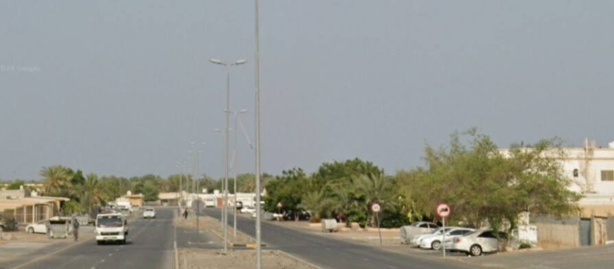 صورة توضح معالم منطقة مربح الطبيعية والسكنية بإطلالة جميلة