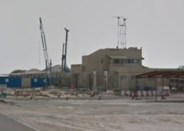 صورة توضح معالم منطقة مرسى مع إطلالة البحر والطابع العمراني المحيط بها