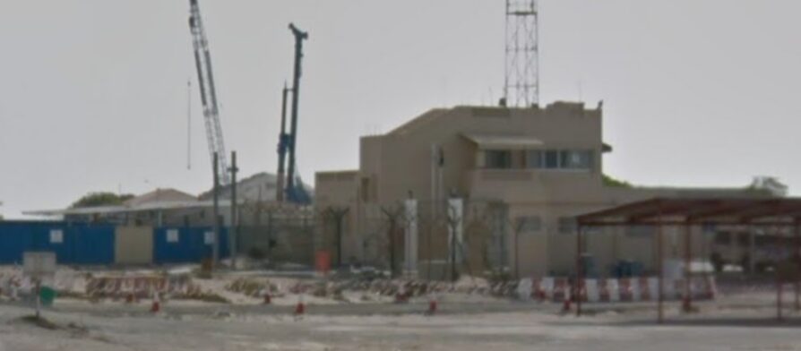 صورة توضح معالم منطقة مرسى مع إطلالة البحر والطابع العمراني المحيط بها