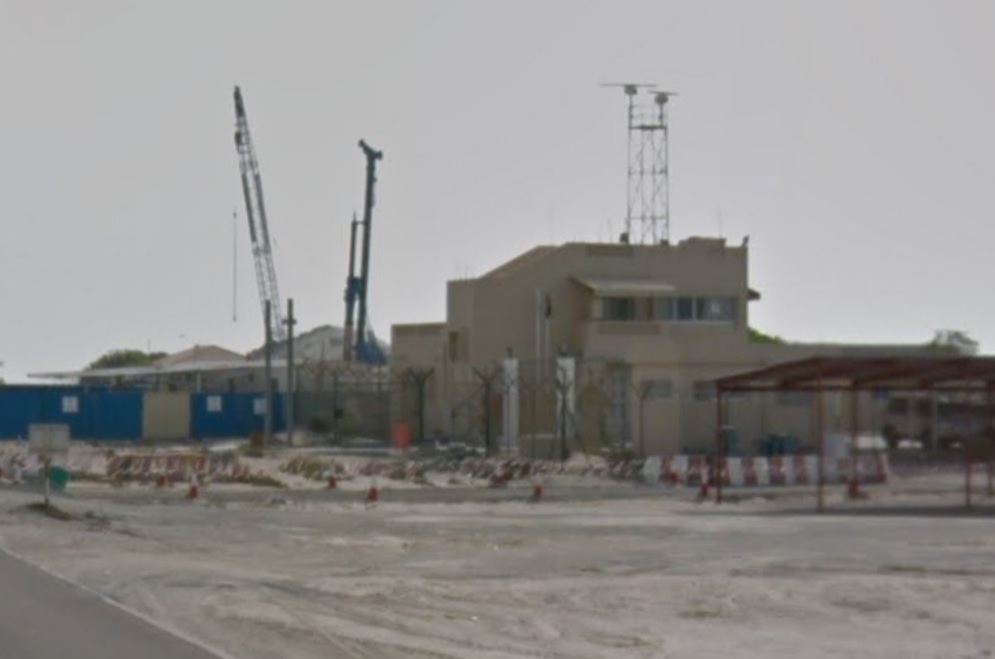 صورة توضح معالم منطقة مرسى مع إطلالة البحر والطابع العمراني المحيط بها