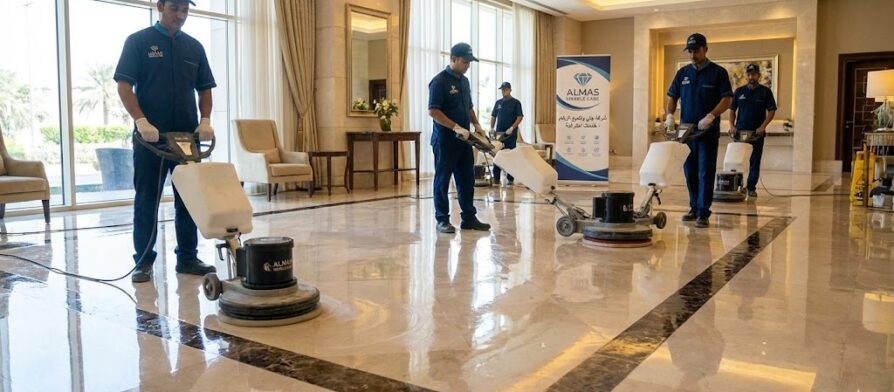 فريق عمل متخصص من شركة جلي وتلميع الرخام في ابوظبي يستخدم آلات جلي حديثة لتلميع أرضية رخامية واسعة داخل بهو فندق فاخر، وتظهر الأرضية لامعة وتعكس الإضاءة.