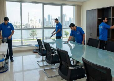 فريق عمل شركة تنظيف مكاتب في الشارقة يقوم بمهام جلي الأرضيات، مسح الغبار، وتنظيف النوافذ في مكتب يطل على بحيرة خالد ومسجد النور.