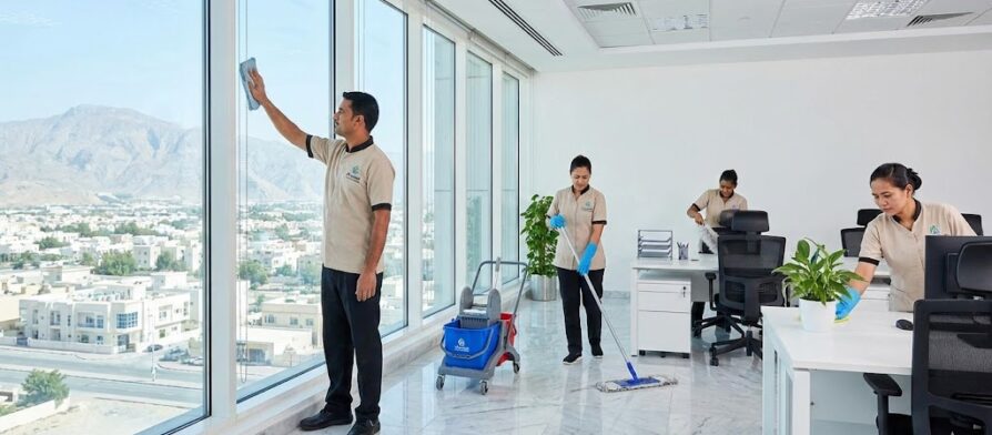 فريق عمل من شركة تنظيف مكاتب في راس الخيمة يقوم بتنظيف الواجهات الزجاجية والمكاتب الداخلية المطلة على جبال رأس الخيمة.