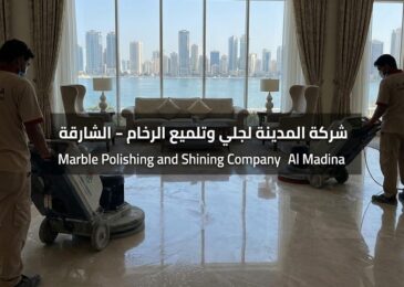 فريق عمل شركة المدينة يستخدم معدات متطورة، بصفتها أفضل شركة جلي وتلميع الرخام في الشارقة، للحصول على أرضيات كريستالية.