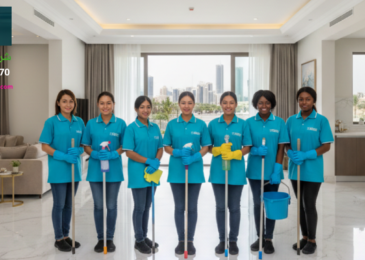 مجموعة من خادمات نظافة بالساعة في الشارقة من جنسيات فلبينية وإندونيسية وأفريقية يرتدين الزي الرسمي لشركة المدينة في بيئة منزلية نظيفة.