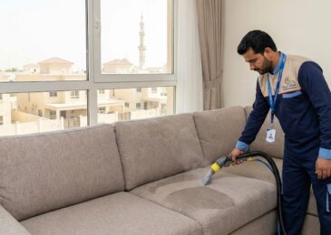 فني محترف من شركة المدينة يقوم بغسيل كنب بالبخار، كأفضل شركة تنظيف كنب في العزرة.