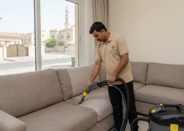 فني محترف من شركة المدينة يقوم بغسيل وتعقيم كنب باستخدام ماكينة متطورة، كأفضل شركة تنظيف كنب في الرماقية.