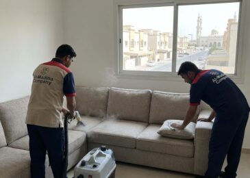 فريق عمل شركة المدينة يقوم بتعقيم وغسيل كنب زاوية بالبخار، كأفضل شركة تنظيف كنب في الرقعة الحمراء.