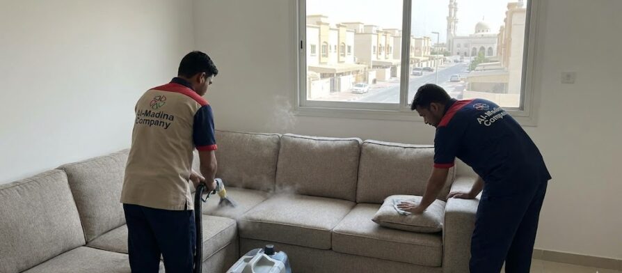 فريق عمل شركة المدينة يقوم بتعقيم وغسيل كنب زاوية بالبخار، كأفضل شركة تنظيف كنب في الرقعة الحمراء.