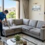 فريق عمل شركة تنظيف كنب في براشي يقوم بتنظيف عميق للأرائك والمجالس باستخدام ماكينات البخار المتطورة لإزالة أصعب البقع والتعقيم الشامل.