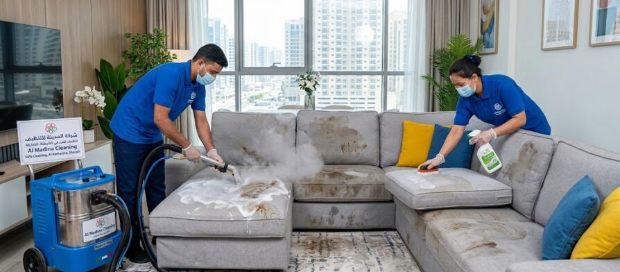 فريق عمل شركة تنظيف كنب في كشيشة يقوم بغسيل وتعقيم أريكة وإزالة البقع العميقة منها باستخدام ماكينة التنظيف بالبخار.