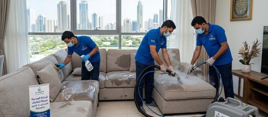 فريق عمل شركة تنظيف كنب في ند الحمر يستخدم أجهزة البخار المتطورة لغسيل وتعقيم الأرائك والمجالس وإزالة البقع العنيدة.