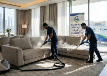 فريق عمل شركة المدينة يقوم بعملية غسيل وتعقيم احترافي للمفروشات باستخدام البخار، باعتبارها أفضل شركة تنظيف كنب في البرشاء دبي، لضمان إزالة البقع والأتربة تماماً (0545690170).