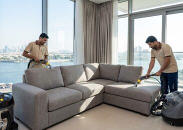 فريق شركة المدينة ينظف كنب بالبخار في شقة تطل على خور دبي، بصفتها أفضل شركة تنظيف كنب في الجداف للمنازل الراقية.
