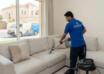 عامل محترف من أفضل شركة تنظيف كنب في الجزات يقوم بالغسيل العميق للأرائك وإزالة البقع باستخدام أحدث أجهزة الشفط والتنظيف.