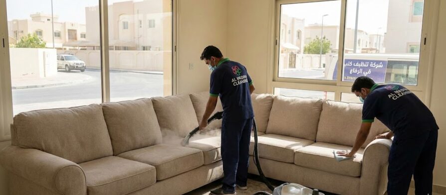 عمال شركة المدينة أثناء غسيل وتعقيم الأثاث الفاتح باستخدام أجهزة البخار، كأفضل شركة تنظيف كنب في الرفاع.