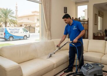 عامل محترف من شركة تنظيف كنب في الفلج يستخدم أحدث أجهزة الغسيل العميق لتنظيف وتعقيم أريكة جلدية في إحدى فيلات حي الفلج بالشارقة.