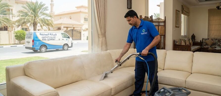 عامل محترف من شركة تنظيف كنب في الفلج يستخدم أحدث أجهزة الغسيل العميق لتنظيف وتعقيم أريكة جلدية في إحدى فيلات حي الفلج بالشارقة.