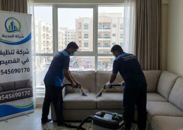 فريق شركة المدينة يقوم بخدمات غسيل وتجفيف الكنب بالبخار في شقة سكنية، بصفتها أفضل شركة تنظيف كنب في القصيص، لإزالة البقع المستعصية (0545690170).