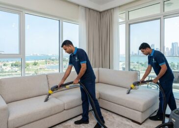 عمال شركة المدينة ينظفون كنب بالبخار في شقة تطل على حديقة وشاطئ الممزر، بصفتها أفضل شركة تنظيف كنب في الممزر بدبي.