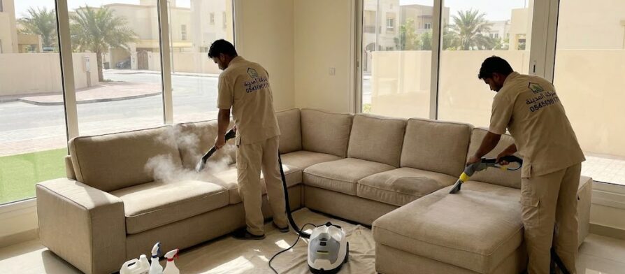 فريق شركة المدينة يقوم بتنظيف كنب بالبخار داخل فيلا واسعة، موضحاً جودة خدمات أفضل شركة تنظيف كنب في المويهات المتخصصة في العناية بالمجالس العائلية.