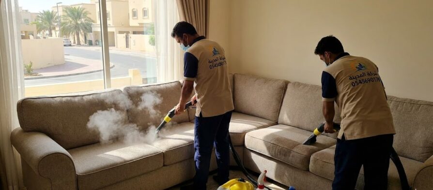 فنيو شركة المدينة يستخدمون أجهزة البخار الحديثة لغسيل طقم كنب وإزالة البقع الصعبة، مما يوضح جودة خدمات أفضل شركة تنظيف كنب في النعيمية.