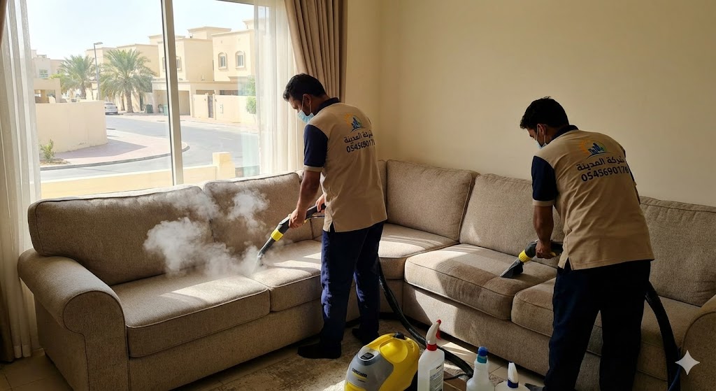 فنيو شركة المدينة يستخدمون أجهزة البخار الحديثة لغسيل طقم كنب وإزالة البقع الصعبة، مما يوضح جودة خدمات أفضل شركة تنظيف كنب في النعيمية.